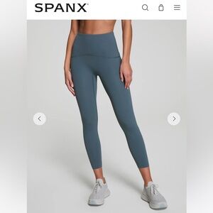 SPANXshape™ Booty Boost® 7/8 Leggings | Nightshade
S
